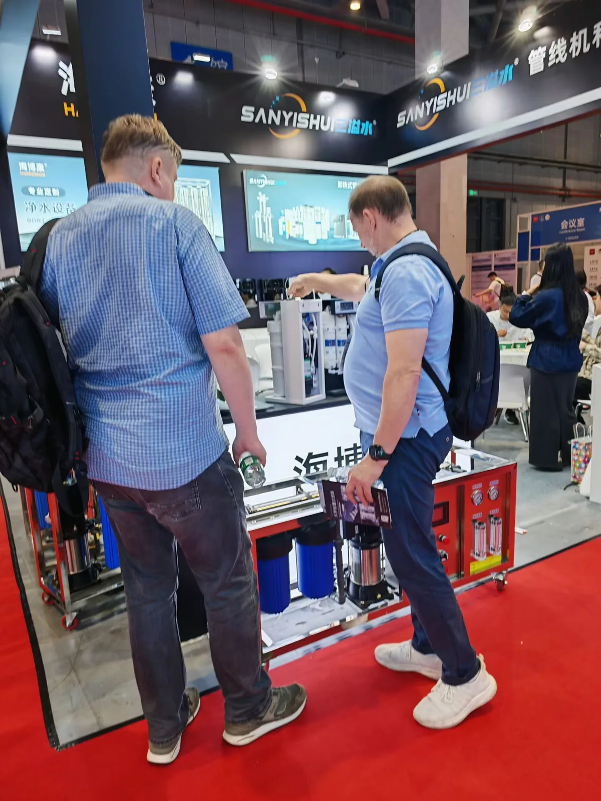 Buyer B2B valutano apparecchiature RO allo stand Yuchen Water